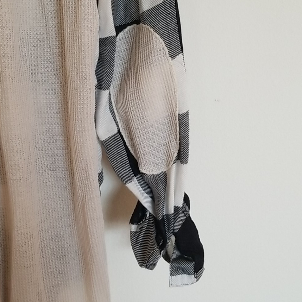 Black and white button down shirt - Picture 8 of 8